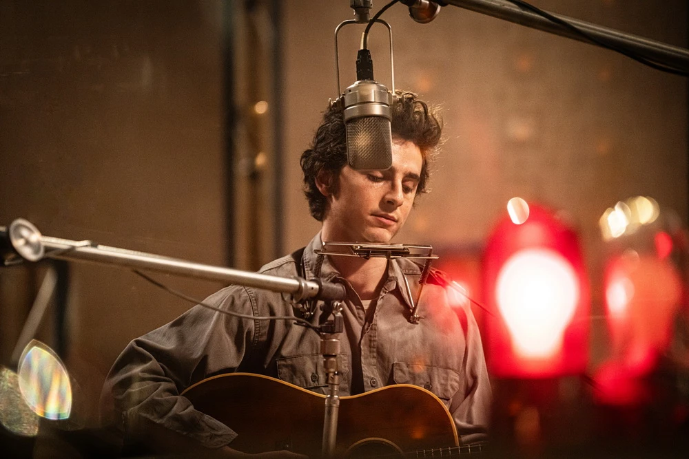 Akribische Aneignung: Timothée Chalamet als Bob Dylan in "Like a Complete Unknown" (© Searchlight Pictures/The Walt Disney Company )