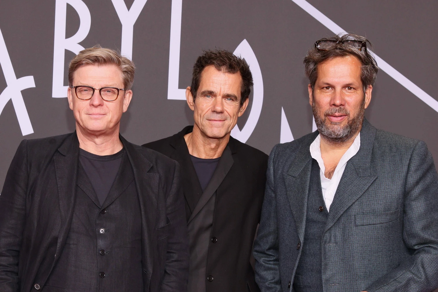 Tykwer (M.) mit seinen "Babylon Berlin" Mitstreitern Achim von Borries & Hendrik Handloegten (© IMAGO / Berlinfoto)