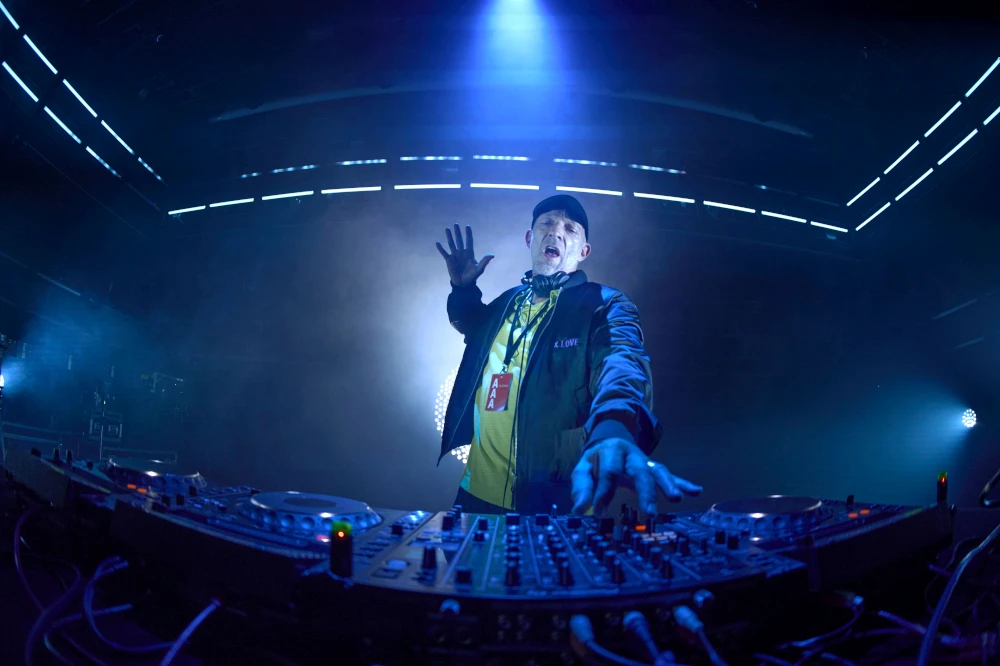 Komödie mit Vincent Cassel als abgehalfterter DJ, der unbedingt wieder an die Spitze will: "Banger" (© Netflix/Steve Ney)