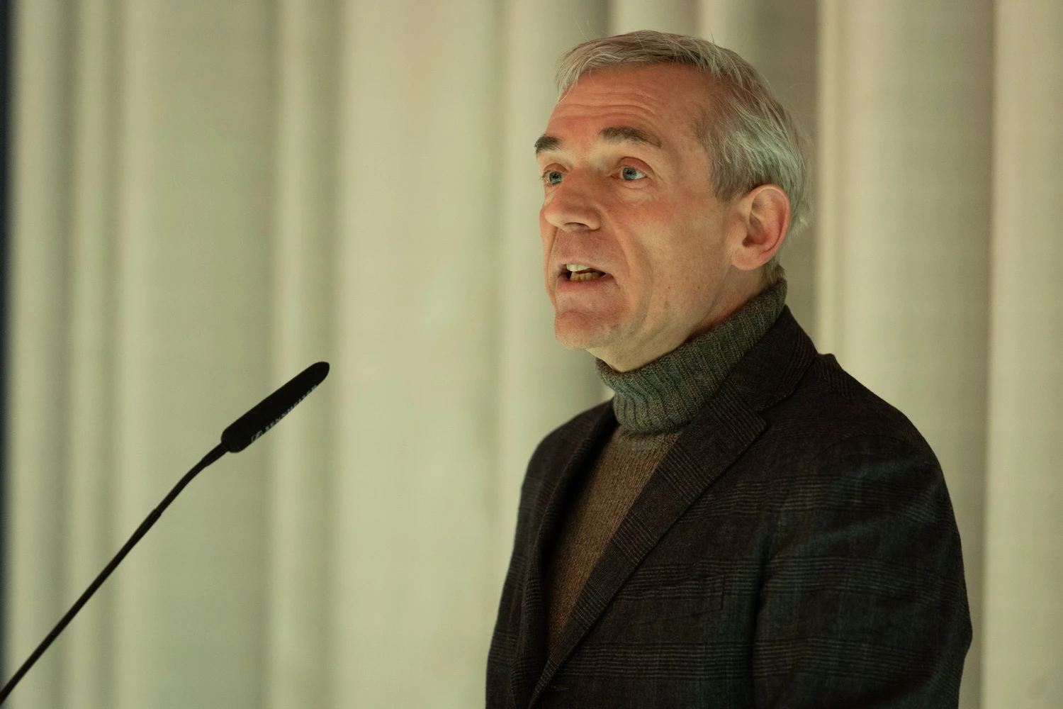 Autor Lars Henrik Gass 2025 beim ökumenischen Empfang im Rahmen der Berlinale (© Hans Scherhaufer)