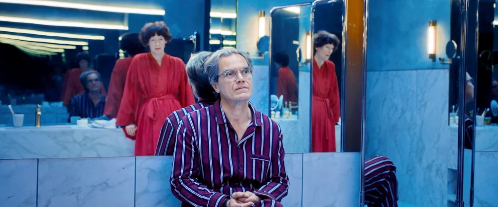 Die Figuren in „The End“ agieren wie auf einem Rettungsfloß (© Felix Dickinson, NEON/MUBI Deutschland)