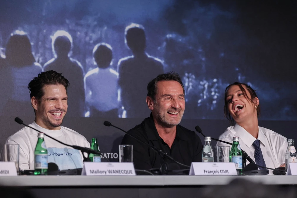 Francois Civil, Gilles Lellouche, Adèle Exarchopoulos bei der Pressekonferenz in Cannes 2024 (imago/Abacapress)