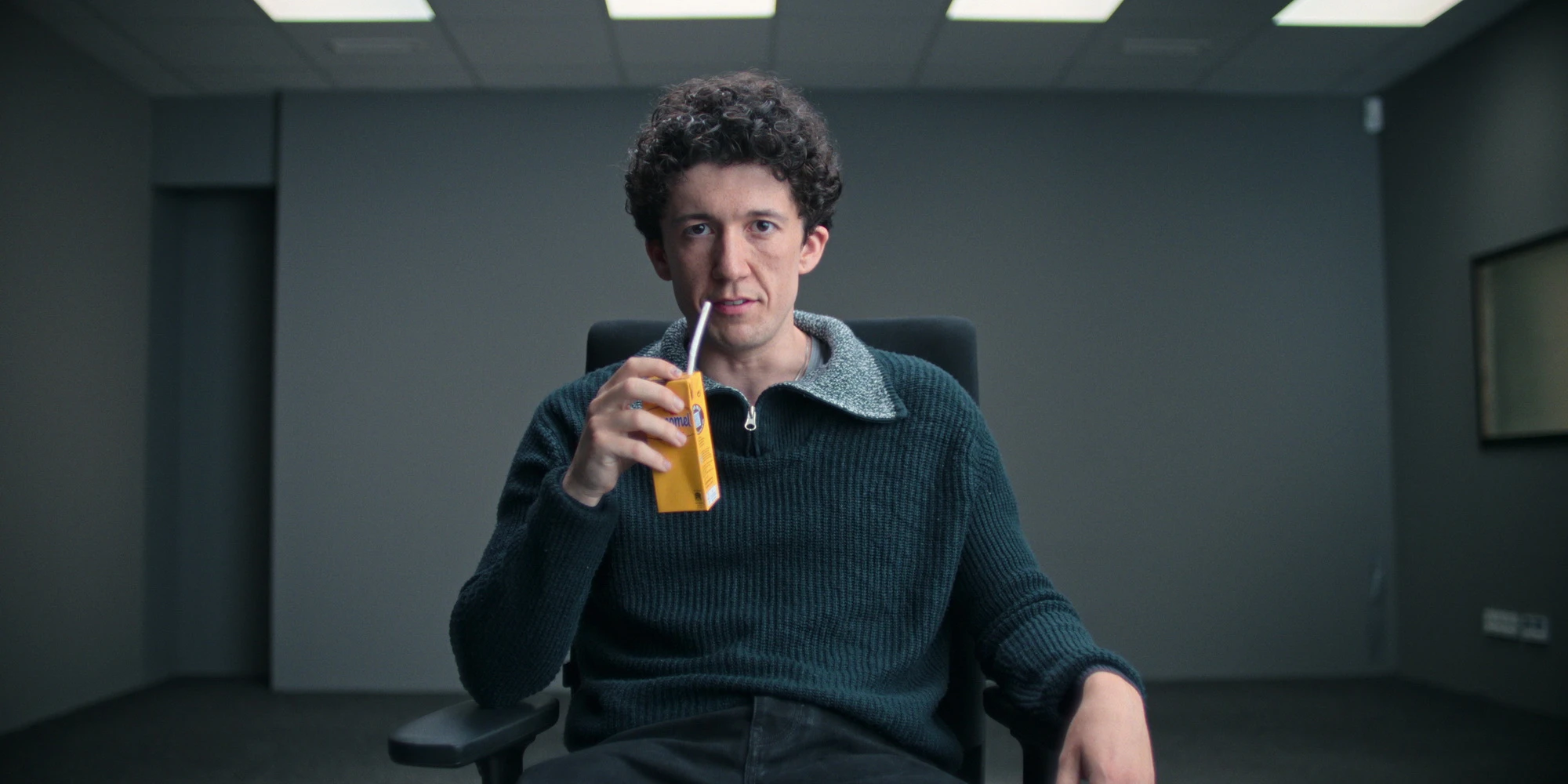 Raus aus dem Knast, rein in neue Turbulenzen: Maximilian Mundt in der finalen Staffel von "How to sell drugs online (fast)" (© 2025 Netflix, Inc.)