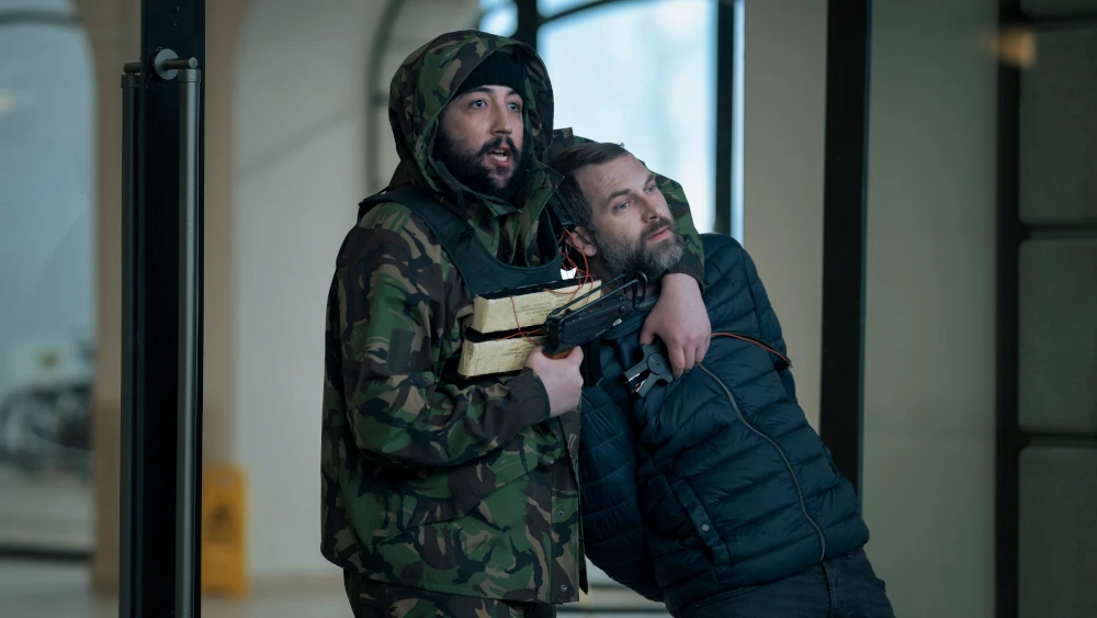 Niederländischer Thriller nach einer Basiert auf einer echten Geiselnahme in einem Amsterdamer Apple Store im Jahr 2022: "iHostage" (© Netflix/Elmer van der Marel)