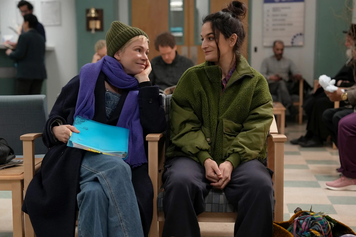 Michelle Williams und Jenny Slate als Freundinnen-Duo in "Dying for Sex" (© 2025 FX.)