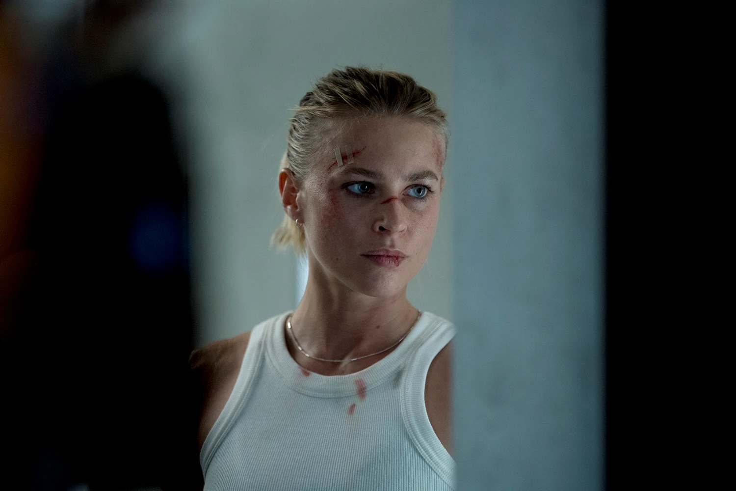 Jeanne Goursaud als Soldatin, die ihr Kind retten will (© Sasha Ostrov/Netflix
