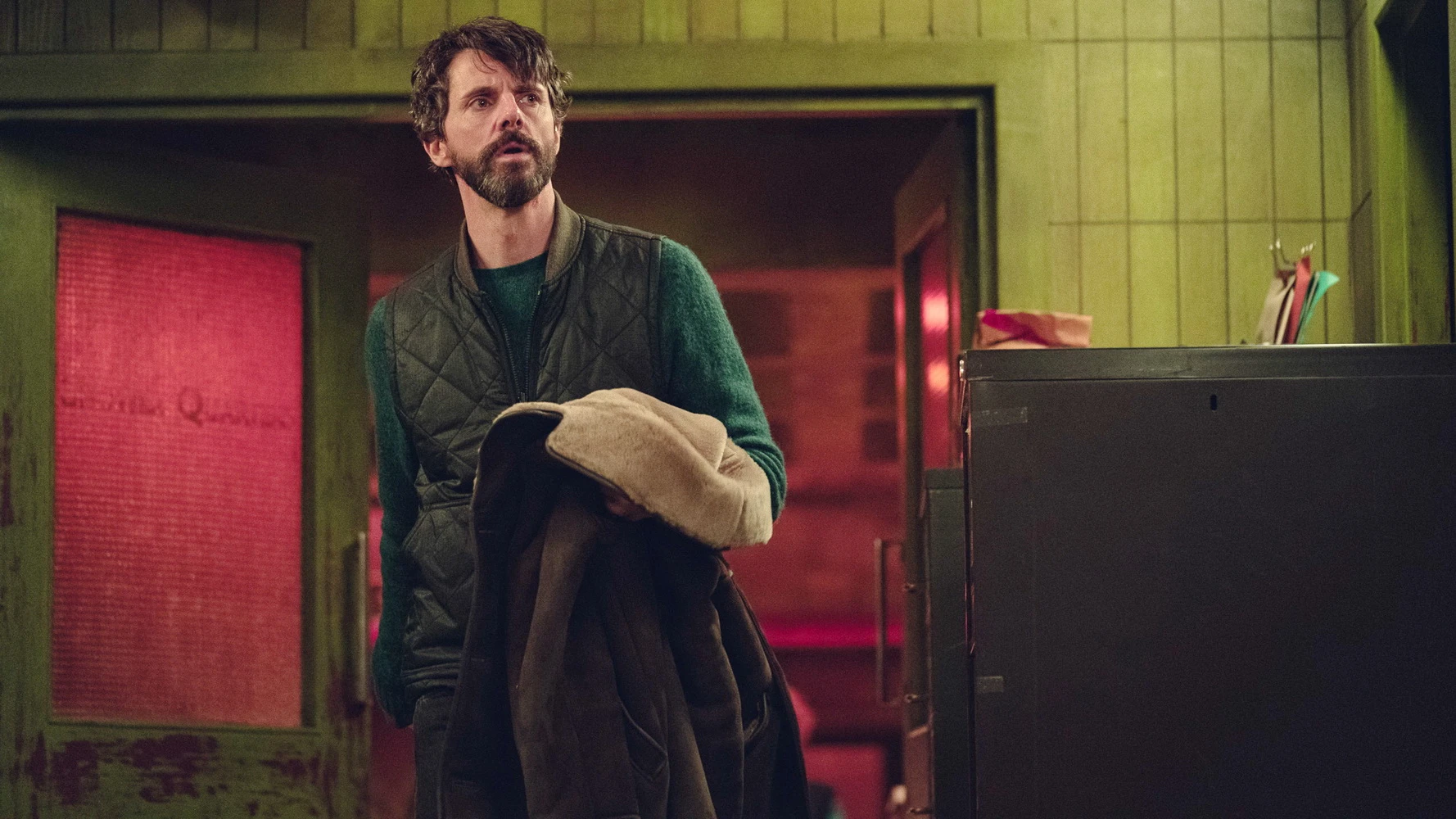 Matthew Goode ermittelt in "Dept. Q" (© Netflix)