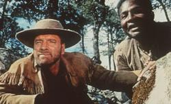 Der Pelztierjäger Joe Bass (Burt Lancaster, l.) und der entlaufene Sklave Joseph Winfield Lee (Ossie Davis) beobachten Indianer, die Bass die Beute eines langen Winters abgenommen haben.